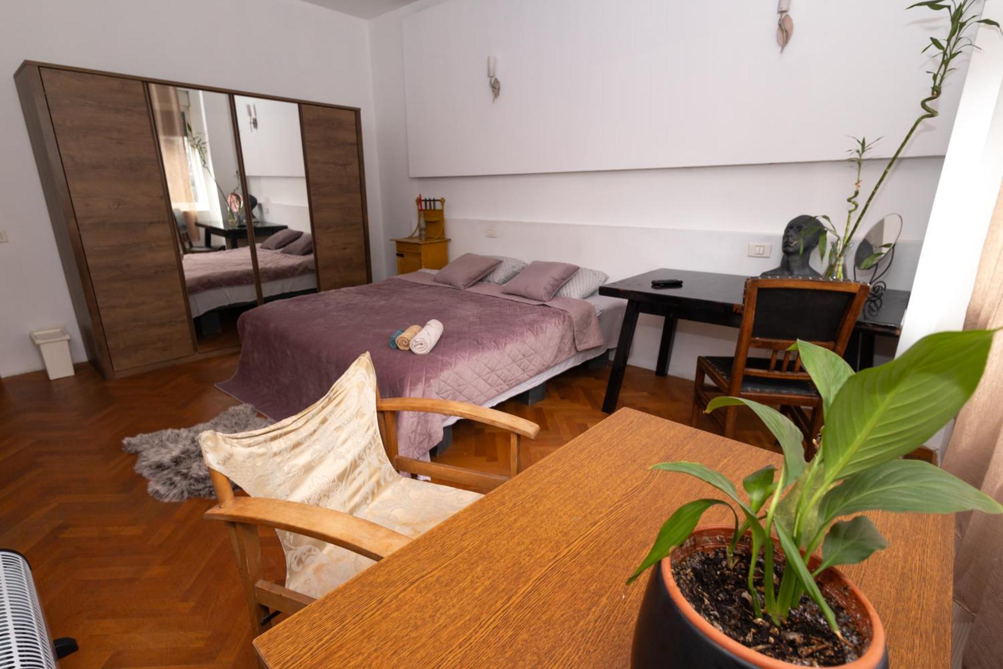 Shared Retro Vintage Luxury Apartment Bucarest Extérieur photo